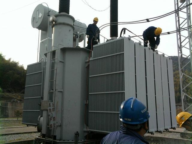 作業(yè)人員安全保護(hù)繩系在安全水平保護(hù)繩上，確保在變壓器本體上移動(dòng)始終不會(huì)失去保護(hù)。