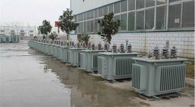 油浸式變壓器的保養(yǎng)如何去做？預(yù)防滲漏油：油浸式變壓器在油箱內(nèi)充滿(mǎn)變壓器油，裝配中依靠緊固件對(duì)耐油橡膠元件加壓而密封。